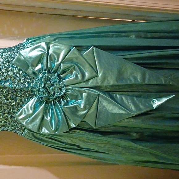 USED ONCE VINTAGE  MIKE BENET GREEN SEQUIN IRIDESCENT STRAPLESS  FORMAL SIZE 12 - Picture 7 of 8